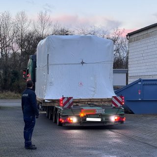 Ankunft des Schwerlasttransports