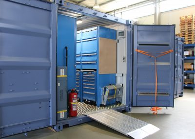 Workshop container with loading ramp