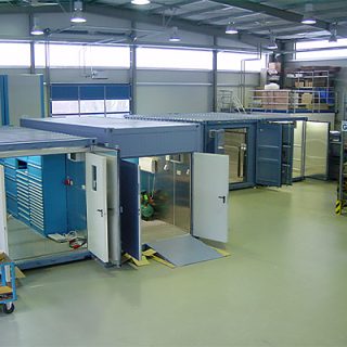 Ausbau der AWB Spezialcontainer in der Fertigungshalle in Lampertheim