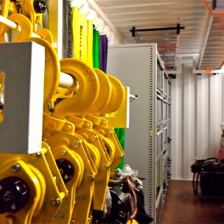 Verschiedene Hebezüge in einem Spezialcontainer