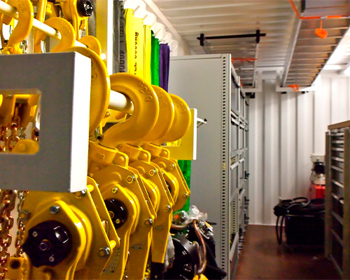 Verschiedene Hebezüge in einem Spezialcontainer