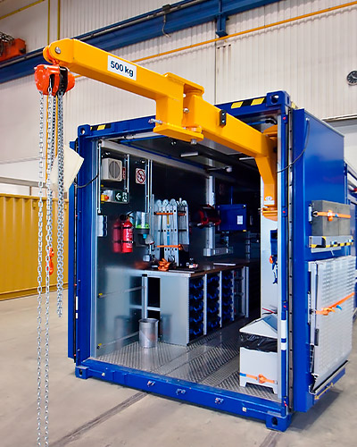 Spezialcontainer mit herausfaltbarem Kran