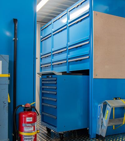 Innenansicht von einem AWB Werkstattcontainer mit verschiedenen Schubladen