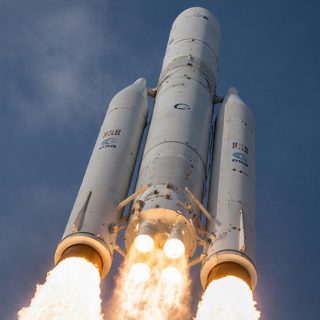 Raketenantrieb mit mehreren Triebwerken beim Start – Propulsion-Systeme für extreme Belastungen