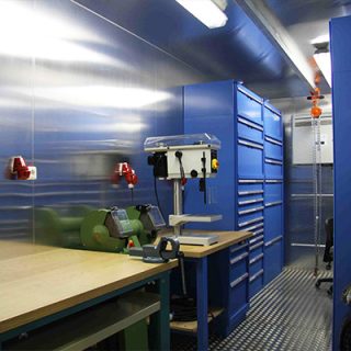 AWB Werkstattcontainer – Innenübersicht mit Werkbank und Schubladen