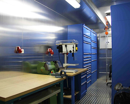 AWB Werkstattcontainer – Innenübersicht mit Werkbank und Schubladen