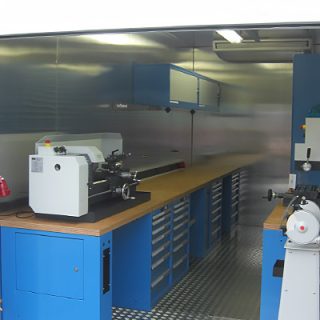 AWB Werkstattcontainer mit integrierter Drehmaschine und Schleifbock